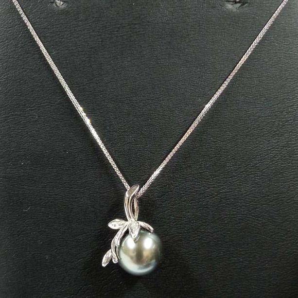Cadena y colgante en oro blanco de 18 quilates con perla Tahití y diamantes talla brillante